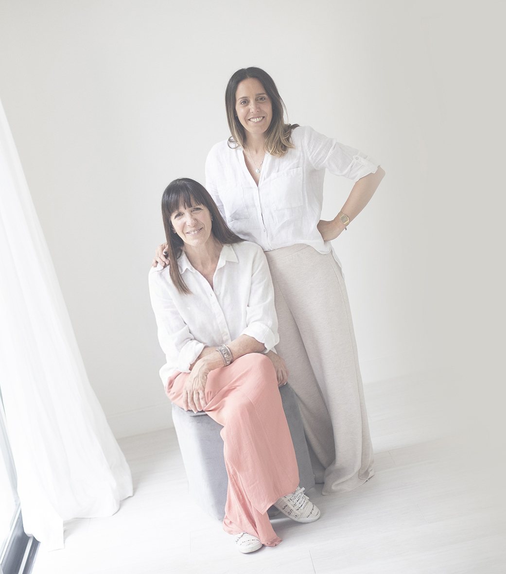 Pilar Santucci sentada y Caro Delger de pie a su lado, fundadoras de My Home Planners