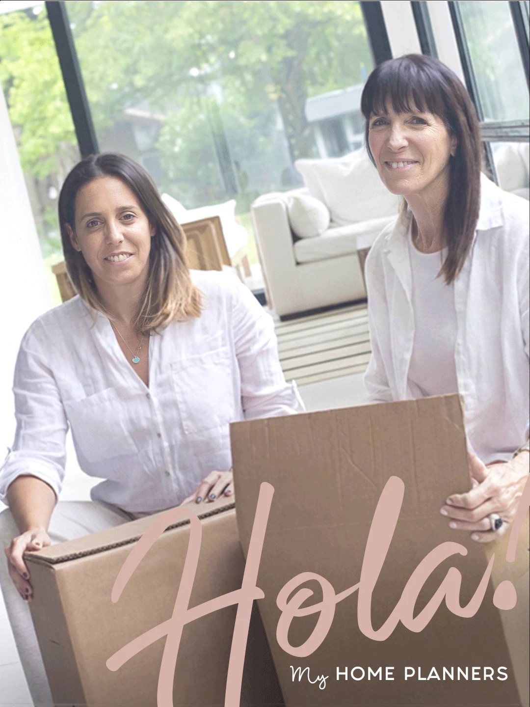 Caro Delger y Pilar Santucci, fundadoras de My Home Planners, con cajas de mudanza
